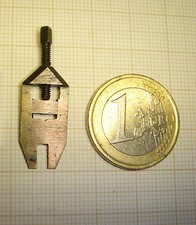 UN TOC POUR TOUR D'HORLOGER FIXATION PIÈCES DE PENDULES OU DE MONTRES