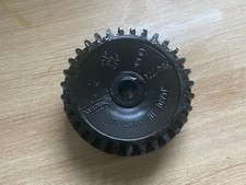 UN PIGNON PLASTIQUE MOTEUR
