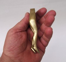 Casse noix en laiton jambes de