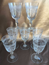 7 verres à vin sur pieds en