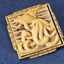 Broche Art Déco Poisson Koi Ivoirine Sur Métal Doré 4x4 Cm