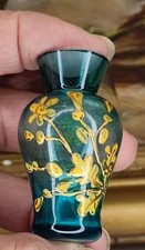 ANCIEN VASE MINIATURE BLEU 5 CM DÉCOR FLORAL ÉMAILLÉ DORÉ POUR MAISON POUPÉE 