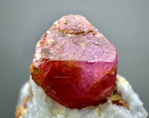 Cristal rubis sur - cristal, matrice