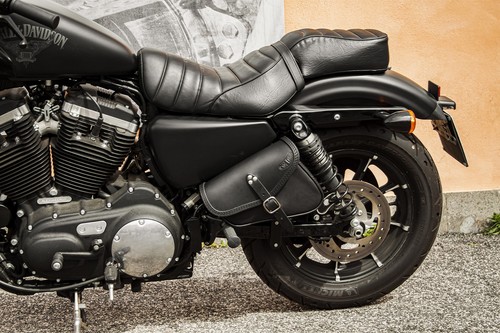 Sacoche moto cuir côté - de,