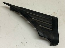 UN PLASTIQUE CACHE ECHAPPEMENT