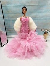 BARBIE Collector Exotic Intrigue  relookée 4 tenues Socle Mattel OFFERT