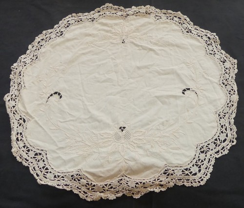 Napperon rond ancien - , –