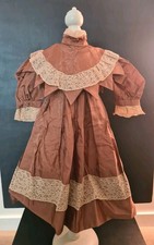 Robe en moire et dentelles