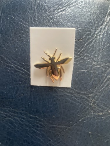 Badge pin dior abeilles - pin’s,