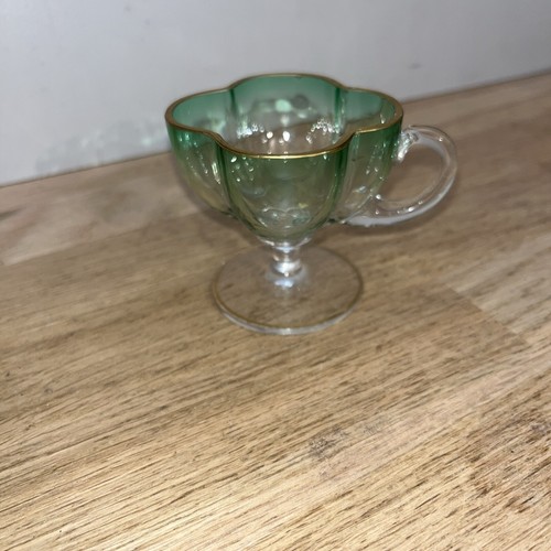 Petite tasse sur - petite,
