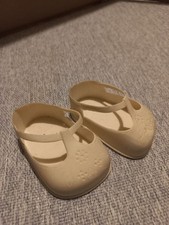 Paire de chaussures poupon