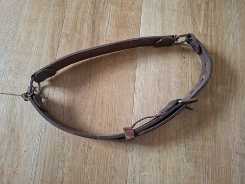 Ancien collier vache cuir