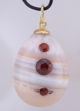 Antique Fabergé Main Sculpté Agate Rigide Pierre Grenats Pâques Oeuf Pendentif