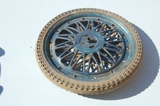 ancienne roue en métal 