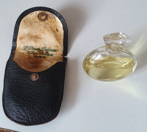 Ancien flacon parfum dans - ancien,