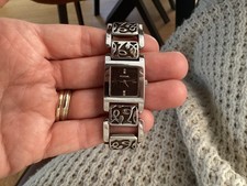 montre fossil. ton argent. Cadeau avec achat. Bracelet et collier fossil. Photo.