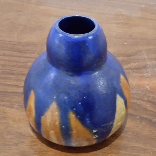 Vase coloquinte signé - , main