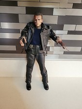 HOT TOYS SIDESHOW  DX13 TERMINATOR 2 T-800 BATTLE DAMAGE 1/6 FIGURE