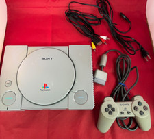 Sony PlayStation 1 PS1 SCPH-7000 avec manette, jeu de câbles, testé et foncti...