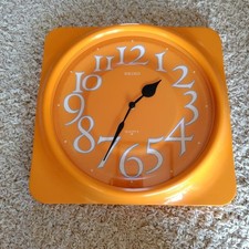 Horloge murale SEIKO QA465Y design orange balayage silencieux à piles