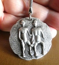 Ancien porte clé métal Outillage Facom Costume Afrique Ethnique Gravure Ann. 60