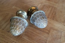 2 anciennes pommes de pin en