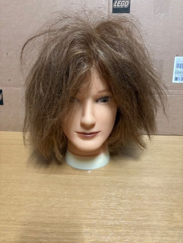 Tête coiffer - tête, a