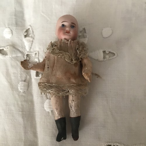 Petite poupée mignonnette - petite,