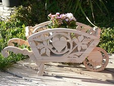 Petite brouette en bois découpé pour déco mariage baptême, fête des mères
