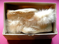 Anciens chaussons de bébé en tissus, peau et fourrure de lapin