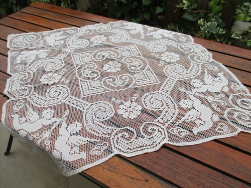 Petite nappe ancienne brodée
