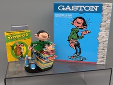 Gaston Avec Pile De Livres
