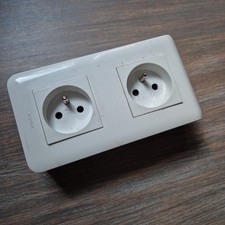 Double prise de courant murale