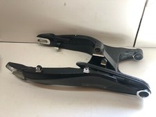 UN BRAS OSCILLANT ARRIERE MOTO