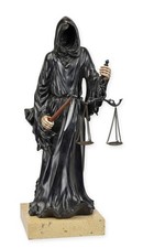 Une sculpture en bronze représentant la Faucheuse réplique design rétro décorati