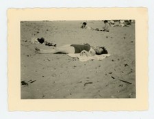 PHOTO SNAPSHOT, young woman languie beach towel sand swimsuit