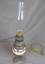 JOLIE PETITE LAMPE A PETROLE