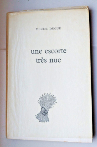 Une escorte très - , nue
