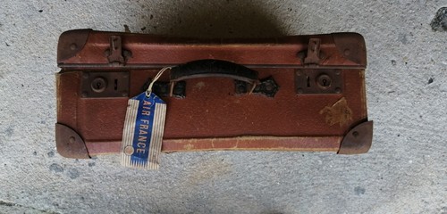 Une valise vintage voyage - vintage,
