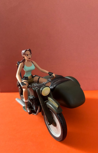 Figurine lara croft - lara, car