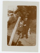 PHOTO SNAPSHOT amateur, curiosity wooden pole couple shadow photographer