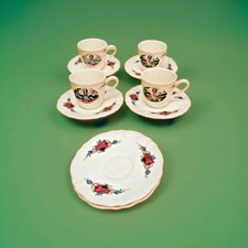 4 tasses et 6 soucoupes en