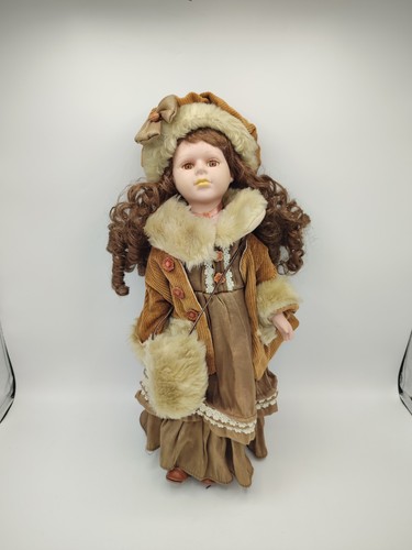 Jolie poupée porcelaine - jolie, en