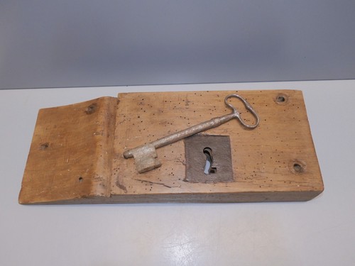 Ancienne serrure bois avec sa - avec,
