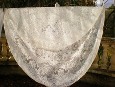 une nappe ronde blanche facon