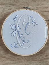 Boutis Provençal  "C" en couleur, Diam:21 cm, dans son tambour, Neuf