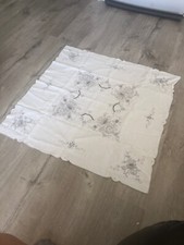 ancienne Nappe Carré Blanc Gris brodée main et entre deux en dentelle  Vintage
