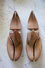 UNE PAIRE D'ANCIENS EMBAUCHOIRS A CHAUSSURES EN BOIS TAILLE 37