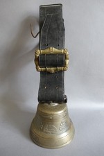 Obertino Frères à Morteau grosse cloche à vache en bronze et collier en cuir