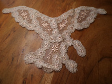 Linge ancien Parement  de robe en dentelle tulle brodé beige et rose ( ref 7 )
